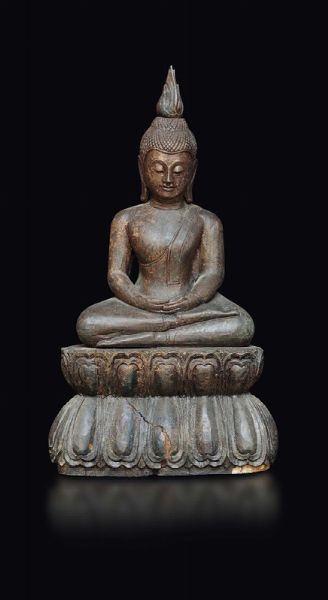 Figura di Buddha in legno seduto sopra fiore di loto con fiamma sulla testa, Cambogia, XVII secolo  - Asta Fine Chinese Works of Art - Associazione Nazionale - Case d'Asta italiane