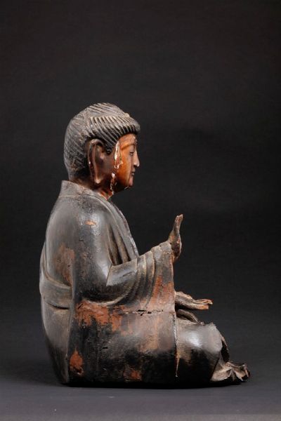 Figura di Buddha seduto in legno con tracce di laccatura, Giappone, periodo Edo, XVI secolo  - Asta Fine Chinese Works of Art - Associazione Nazionale - Case d'Asta italiane