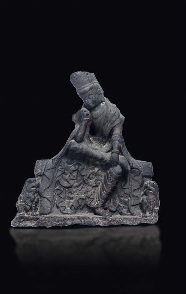 Grande figura di Guanyin seduta in pietra con cani di Pho ai lati, Cina, probabilmente Dinastia Wei (386-534)  - Asta Fine Chinese Works of Art - Associazione Nazionale - Case d'Asta italiane