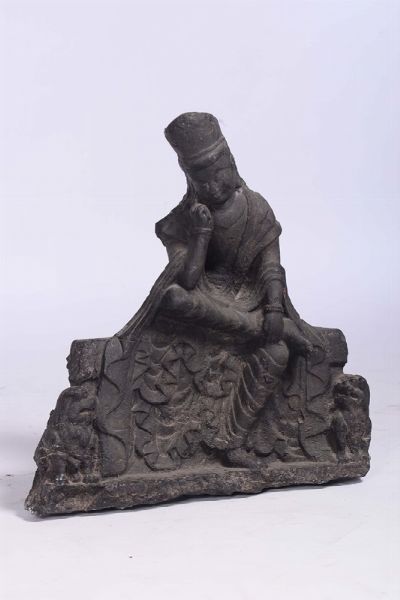 Grande figura di Guanyin seduta in pietra con cani di Pho ai lati, Cina, probabilmente Dinastia Wei (386-534)  - Asta Fine Chinese Works of Art - Associazione Nazionale - Case d'Asta italiane