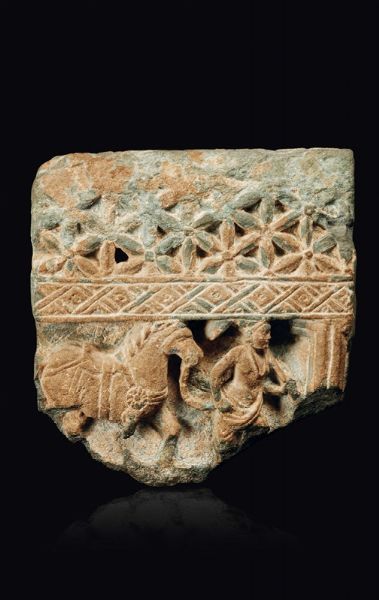 Pezzo di fregio in pietra raffigurante cavallo trainato, Gandhara, II/III secolo  - Asta Fine Chinese Works of Art - Associazione Nazionale - Case d'Asta italiane