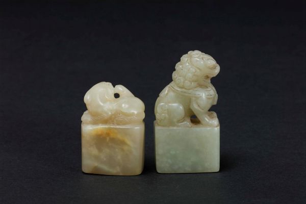 Due sigilli in giada bianca sormontati da cane di Pho, Cina, Dinastia Qing, XIX secolo  - Asta Fine Chinese Works of Art - Associazione Nazionale - Case d'Asta italiane
