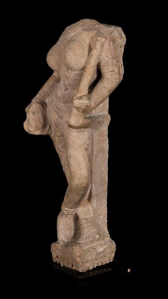 Figura acefala scolpita in pietra, Rajasthan, XI/XII secolo  - Asta Fine Chinese Works of Art - Associazione Nazionale - Case d'Asta italiane