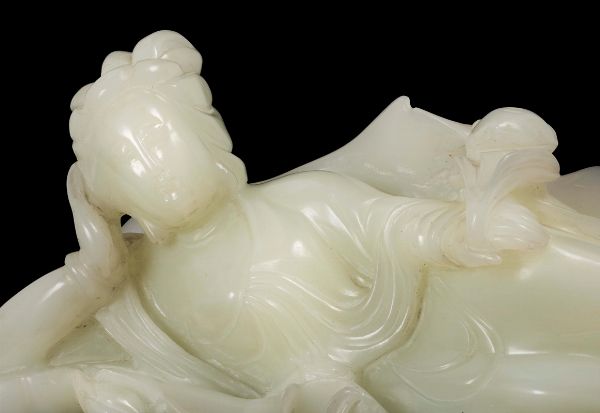 Figura di Guanyin in giada bianca sdraiata su foglia di loto, Cina, Dinastia Qing, XIX secolo  - Asta Fine Chinese Works of Art - Associazione Nazionale - Case d'Asta italiane