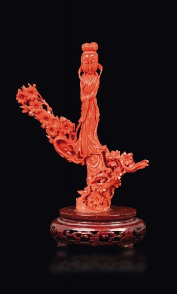 Figura di Guanyin scolpita in corallo con fiori, Cina, inizio XX secolo  - Asta Fine Chinese Works of Art - Associazione Nazionale - Case d'Asta italiane