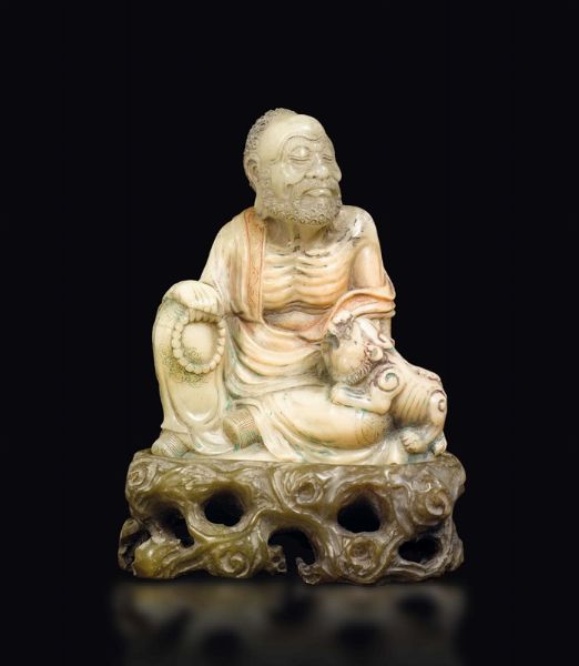 Figura di saggio con base in saponaria, Cina, Dinastia Qing, XVIII secolo  - Asta Fine Chinese Works of Art - Associazione Nazionale - Case d'Asta italiane