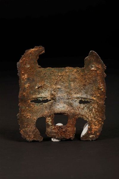 Maschera taotie in bronzo, Cina, Dinastia Zhou (1027-221 a.C.)  - Asta Fine Chinese Works of Art - Associazione Nazionale - Case d'Asta italiane