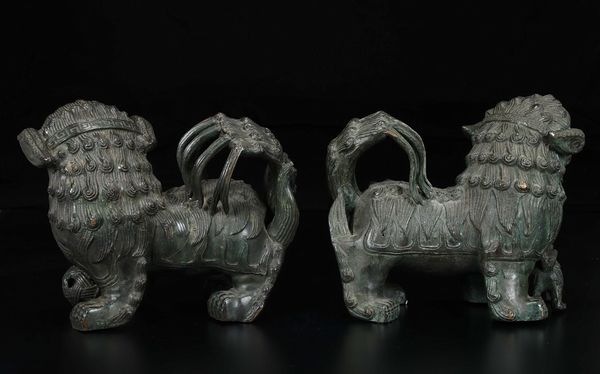 Grande coppia di cani di Pho in bronzo, Cina, Dinastia Ming, XVII secolo  - Asta Fine Chinese Works of Art - Associazione Nazionale - Case d'Asta italiane