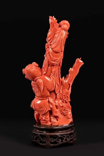Figura di Guanyin scolpita in corallo con fanciulla, Cina, inizio XX secolo  - Asta Fine Chinese Works of Art - Associazione Nazionale - Case d'Asta italiane