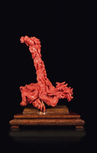 Figura di Guanyin scolpita in corallo su drago, Cina, inizio XX secolo  - Asta Fine Chinese Works of Art - Associazione Nazionale - Case d'Asta italiane