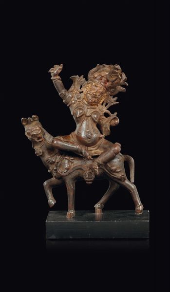 Figura di Mahakala a cavallo in bronzo, Cina, Dinastia Ming, XVII secolo  - Asta Fine Chinese Works of Art - Associazione Nazionale - Case d'Asta italiane