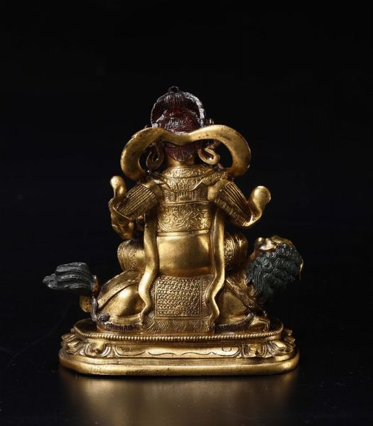 Figura di Kubera in bronzo dorato seduto su cane di Pho, Cina, Dinastia Ming, XVII secolo  - Asta Fine Chinese Works of Art - Associazione Nazionale - Case d'Asta italiane