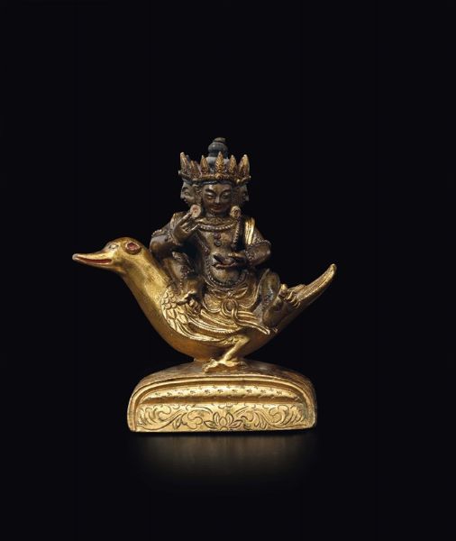 Piccola figura di Usnisavijaya seduta su anatra in bronzo dorato, Tibet, XVII secolo  - Asta Fine Chinese Works of Art - Associazione Nazionale - Case d'Asta italiane