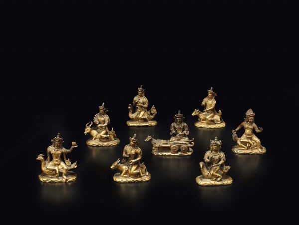 Sette piccole figure in bronzo dorato di Amitayus ed un Mahakala seduti su fiere, Tibet, XVIII secolo  - Asta Fine Chinese Works of Art - Associazione Nazionale - Case d'Asta italiane