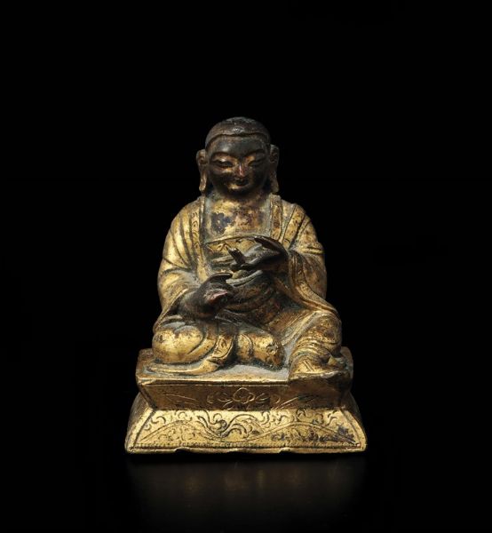 Piccola figura di monaco seduto in bronzo dorato, Tibet, XVII secolo  - Asta Fine Chinese Works of Art - Associazione Nazionale - Case d'Asta italiane