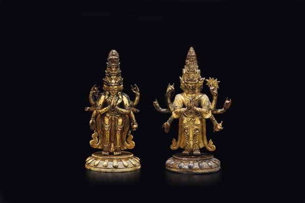 Due piccole figure di Avalokitesvara erette su fiore di loto in bronzo dorato, Tibet, XVIII secolo  - Asta Fine Chinese Works of Art - Associazione Nazionale - Case d'Asta italiane