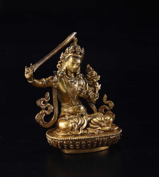 Figura di Manjushri seduto su fiore di loto in bronzo dorato, Tibet, XVII secolo  - Asta Fine Chinese Works of Art - Associazione Nazionale - Case d'Asta italiane