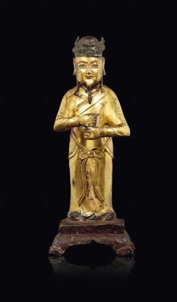 Figura di dignitario eretto in bronzo dorato, Cina, Dinastia Ming, XVII secolo  - Asta Fine Chinese Works of Art - Associazione Nazionale - Case d'Asta italiane