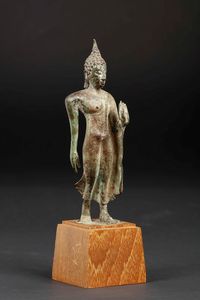 Figura di Buddha eretto in bronzo, Thailandia, XIII secolo  - Asta Fine Chinese Works of Art - Associazione Nazionale - Case d'Asta italiane