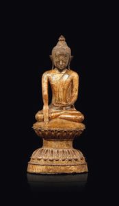Figura di Buddha in bronzo dorato seduto su doppio fiore di loto, Thailandia, XVII secolo  - Asta Fine Chinese Works of Art - Associazione Nazionale - Case d'Asta italiane