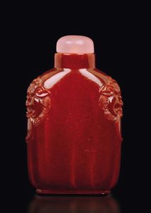 Snuff bottle in ambra con manici a mascheroni, Cina, Dinastia Qing, XIX secolo  - Asta Fine Chinese Works of Art - Associazione Nazionale - Case d'Asta italiane