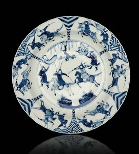 Piatto in porcellana bianca e blu con raffigurazione di scena di battaglia, Cina, Dinastia Qing, epoca Kangxi (1662-1722)  - Asta Fine Chinese Works of Art - Associazione Nazionale - Case d'Asta italiane