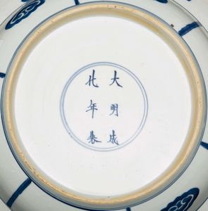 Piatto in porcellana bianca e blu con raffigurazione di scena di battaglia, Cina, Dinastia Qing, epoca Kangxi (1662-1722)  - Asta Fine Chinese Works of Art - Associazione Nazionale - Case d'Asta italiane