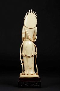 Figura di Guanyin eretta in avorio con aura e spada, Cina, inizio XX secolo  - Asta Fine Chinese Works of Art - Associazione Nazionale - Case d'Asta italiane