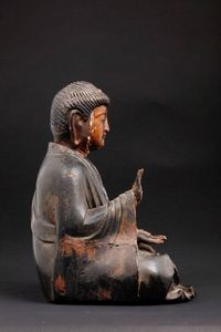 Figura di Buddha seduto in legno con tracce di laccatura, Giappone, periodo Edo, XVI secolo  - Asta Fine Chinese Works of Art - Associazione Nazionale - Case d'Asta italiane