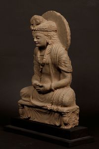 Figura di Buddha seduto con aura in pietra, Gandhara, III/IV secolo  - Asta Fine Chinese Works of Art - Associazione Nazionale - Case d'Asta italiane