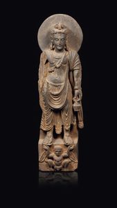 Figura di Buddha eretto in pietra con aura e lanterna in mano, Gandhara, II/III secolo  - Asta Fine Chinese Works of Art - Associazione Nazionale - Case d'Asta italiane