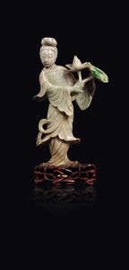 Figura di Guanyin in giadeite con fiore di loto tra le mani, Cina, XX secolo  - Asta Fine Chinese Works of Art - Associazione Nazionale - Case d'Asta italiane