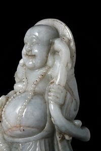 Figura di Buddha scolpito in giadeite, Cina, Repubblica, XX secolo  - Asta Fine Chinese Works of Art - Associazione Nazionale - Case d'Asta italiane