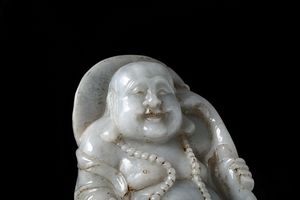 Figura di Buddha scolpito in giadeite, Cina, Repubblica, XX secolo  - Asta Fine Chinese Works of Art - Associazione Nazionale - Case d'Asta italiane