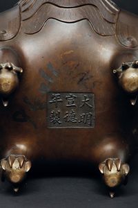 Incensiere in bronzo a guisa di cane di Pho, Cina, Dinastia Ming, XVII secolo  - Asta Fine Chinese Works of Art - Associazione Nazionale - Case d'Asta italiane