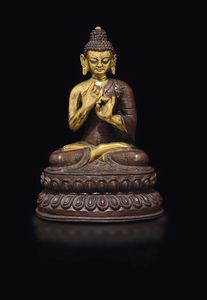 Figura di Buddha in bronzo parzialmente dorato seduto su doppio fiore di loto, Tibet, XVII secolo  - Asta Fine Chinese Works of Art - Associazione Nazionale - Case d'Asta italiane