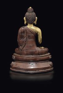 Figura di Buddha in bronzo parzialmente dorato seduto su doppio fiore di loto, Tibet, XVII secolo  - Asta Fine Chinese Works of Art - Associazione Nazionale - Case d'Asta italiane