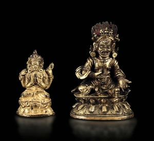 Due piccole sculture in bronzo dorato raffiguranti Mahakala ed Amitayus, Tibet, XVIII secolo  - Asta Fine Chinese Works of Art - Associazione Nazionale - Case d'Asta italiane
