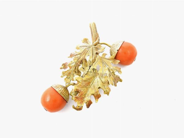 Spilla in oro giallo 585/1000 e corallo arancio  - Asta Gioielli e Orologi - I / Una collezione di gioielli di una nobildonna veneziana - Associazione Nazionale - Case d'Asta italiane