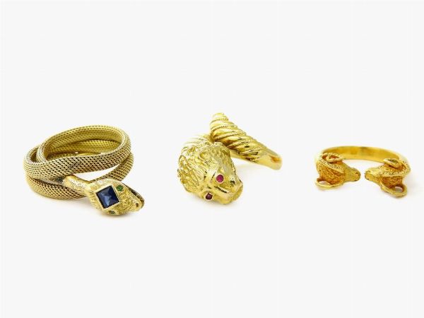 Tre anelli animalier in oro giallo, zaffiro e rubini  - Asta Gioielli - II - Associazione Nazionale - Case d'Asta italiane