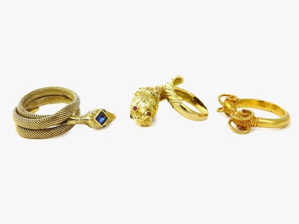 Tre anelli animalier in oro giallo, zaffiro e rubini  - Asta Gioielli - II - Associazione Nazionale - Case d'Asta italiane