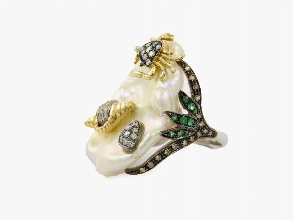 Anello in oro bianco e giallo 585/1000, diamanti, smeraldi e perla coltivata barocca  - Asta Gioielli - II - Associazione Nazionale - Case d'Asta italiane