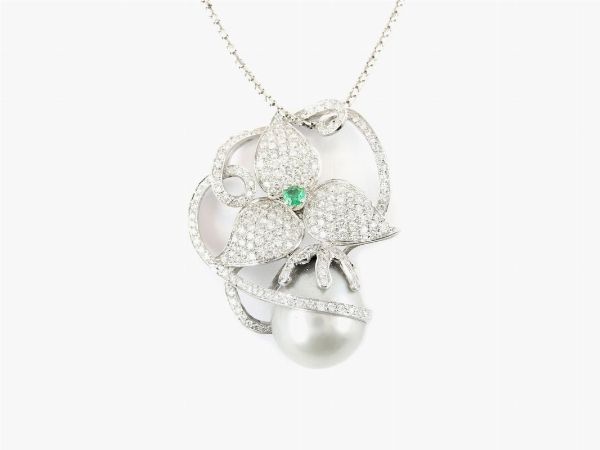 Girocollo con pendente in oro bianco, diamanti, smeraldo e perla coltivata South Sea  - Asta Gioielli - II - Associazione Nazionale - Case d'Asta italiane