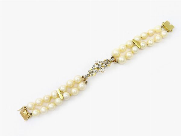 Bracciale a due fili di perle coltivate Akoya, oro giallo e bianco e diamanti  - Asta Gioielli - II - Associazione Nazionale - Case d'Asta italiane