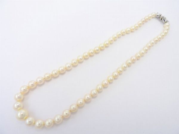Girocollo scalare di perle coltivate Akoya con fermezza in oro bianco e diamanti  - Asta Gioielli - II - Associazione Nazionale - Case d'Asta italiane