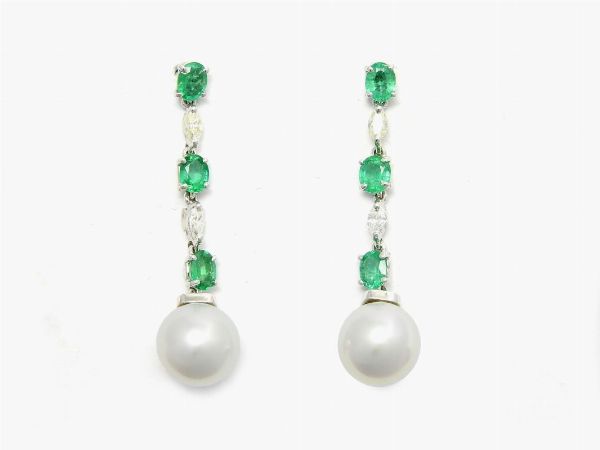 Orecchini pendenti in oro bianco, diamanti, smeraldi e perle coltivate  - Asta Gioielli - II - Associazione Nazionale - Case d'Asta italiane