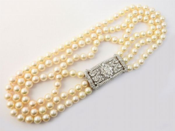 Collana a tre fili di perle coltivate Akoya con fermezza in oro bianco e diamanti  - Asta Gioielli - II - Associazione Nazionale - Case d'Asta italiane