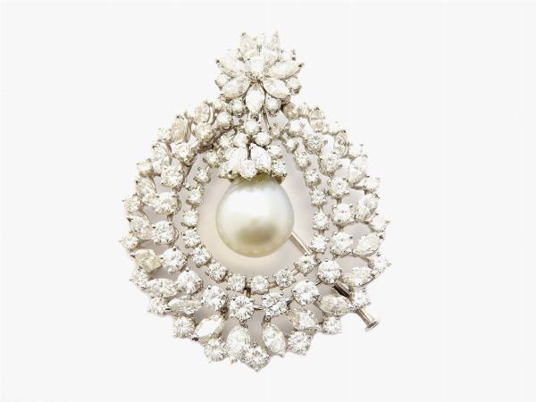 Spilla Arcesi in oro bianco, diamanti e perla coltivata South Sea  - Asta Gioielli - II - Associazione Nazionale - Case d'Asta italiane