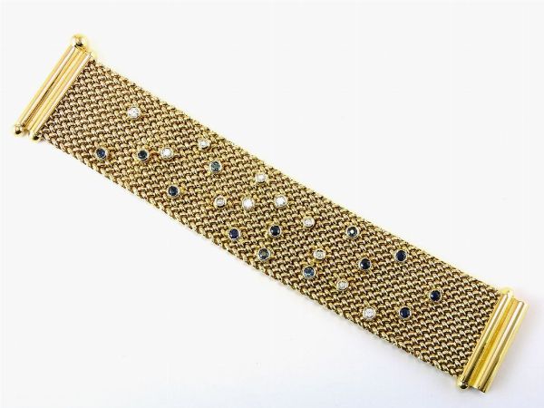 Bracciale a fascia morbida in oro giallo con diamanti e zaffiri  - Asta Gioielli - II - Associazione Nazionale - Case d'Asta italiane