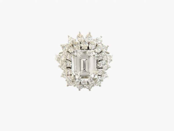 Anello a margherita in platino con diamanti  - Asta Gioielli - II - Associazione Nazionale - Case d'Asta italiane